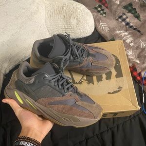Yeezy 700 Mauve
